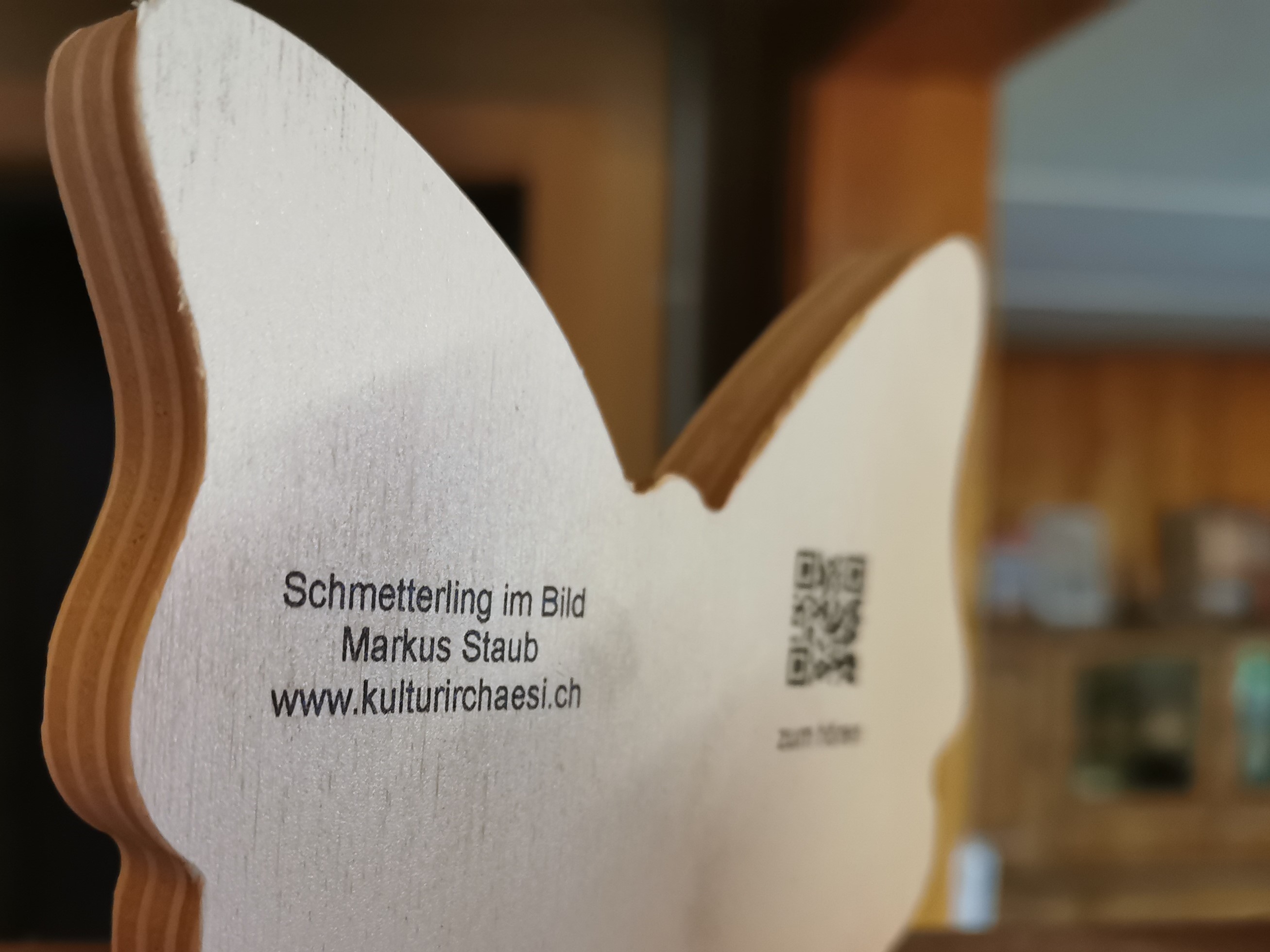 schmetterling-holz-mit-qr-code.jpeg